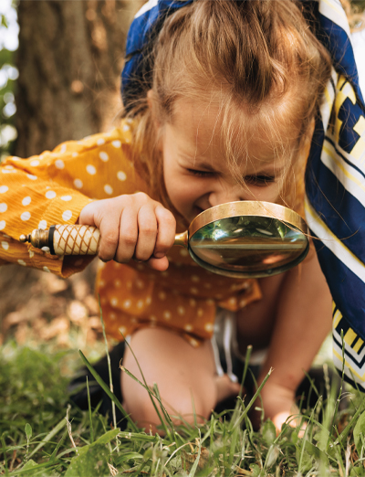 small child, magnifying glass